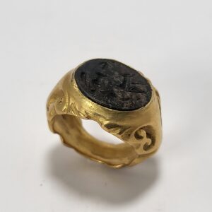 Heavy Roman Gold Ring with Intaglio 1st-2nd Century AD